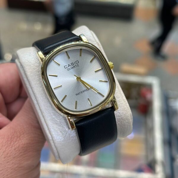 ساعت مچی مردانه کاسیو صفحه سیلور قاب طلایی Casio بند چرمی