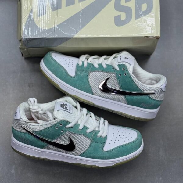 کفش کتونی زنانه نایک NIKE SB DUNK LOW APRIL SKATEBOARDS