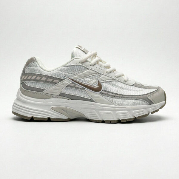 کفش کتونی زنانه نایک اینیشیتور سفید خاکستری قهوه‌ای Nike Initiator Phantom Light Bone Sail Brown