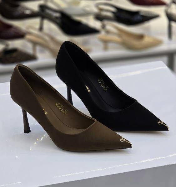 کفش پاشنه زنانه مدل پشت بسته رویه مات یراق Valentino (MK)