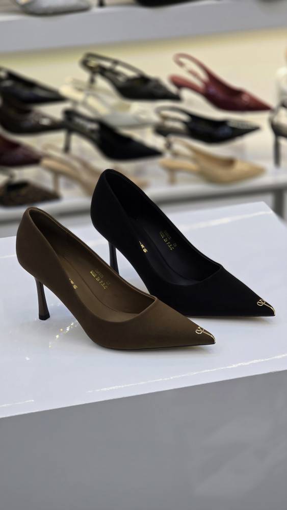 کفش پاشنه زنانه مدل پشت بسته رویه مات یراق Valentino (MK)