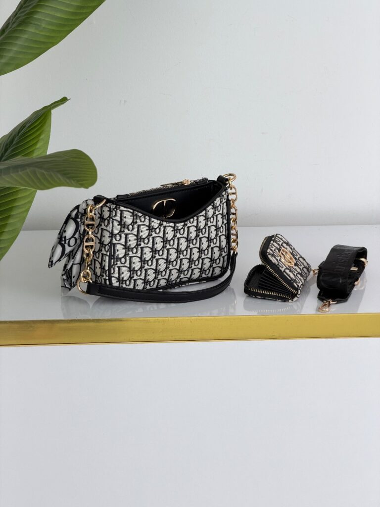 ست کیف دخترانه ۴ تکه مدل ۱۳۱۲طرح شیک و ترندی_پارچه دیور سفید مشکی (am)