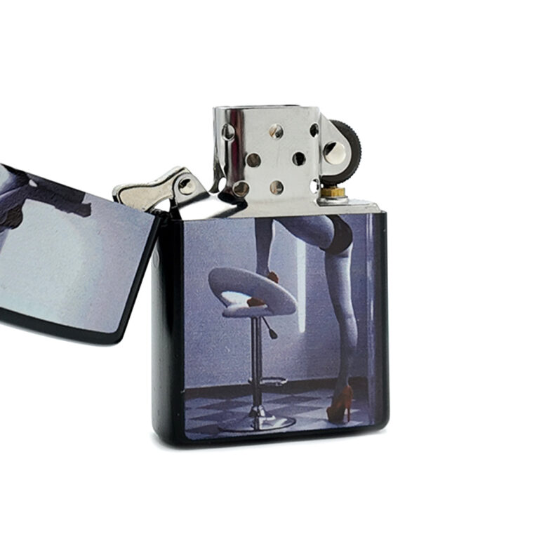 فندک بنزینی چیف مدل LICH-1420 طرح دختر روی صندلی