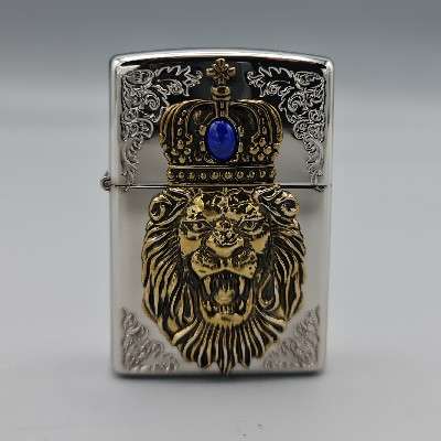 فندک زیپو اصل Zippo A-663 طرح شیر و تاج نقره‌ای طلایی
