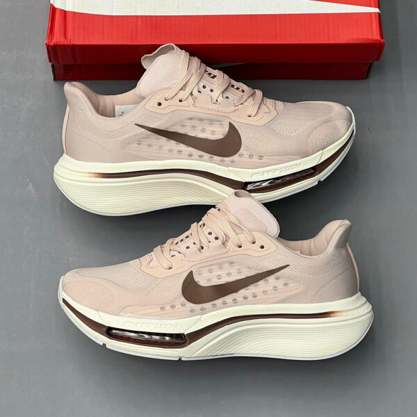 کفش کتونی نایک پگاسوس پلاس صورتی کرم قهوه‌ای Nike Pegasus Plus 2