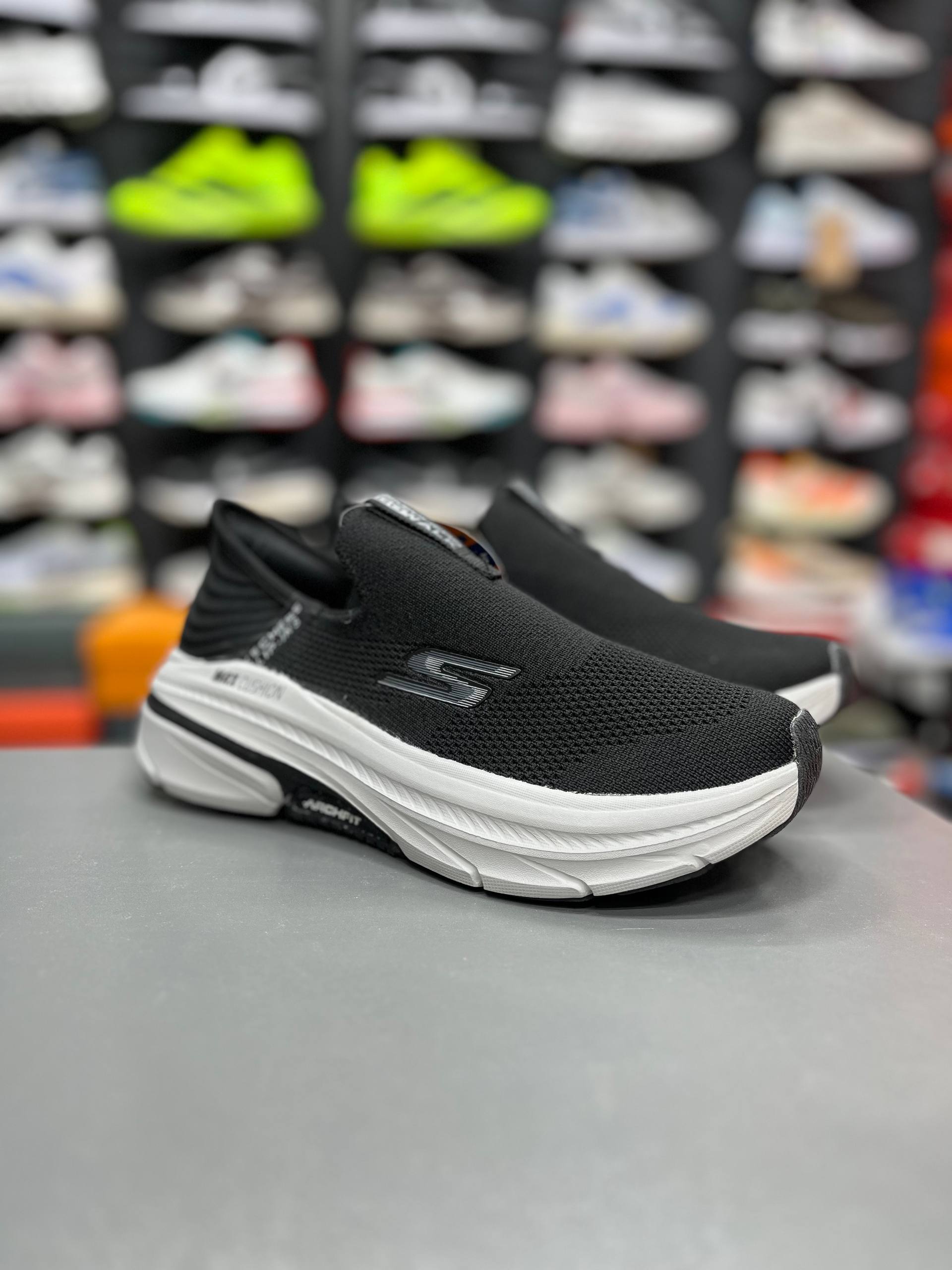 کفش کتونی مردانه اسکیچرز بدون بند مکس کوشن کد02 Sketchers max coshion