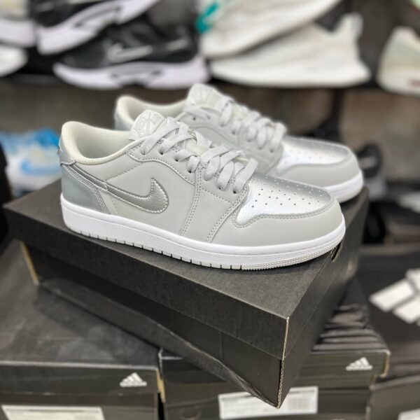 کفش کتونی زنانه نایک ایرجردن 1 Air Jordan 1 Low OG  Neutral Grey/Metallic Silver/White