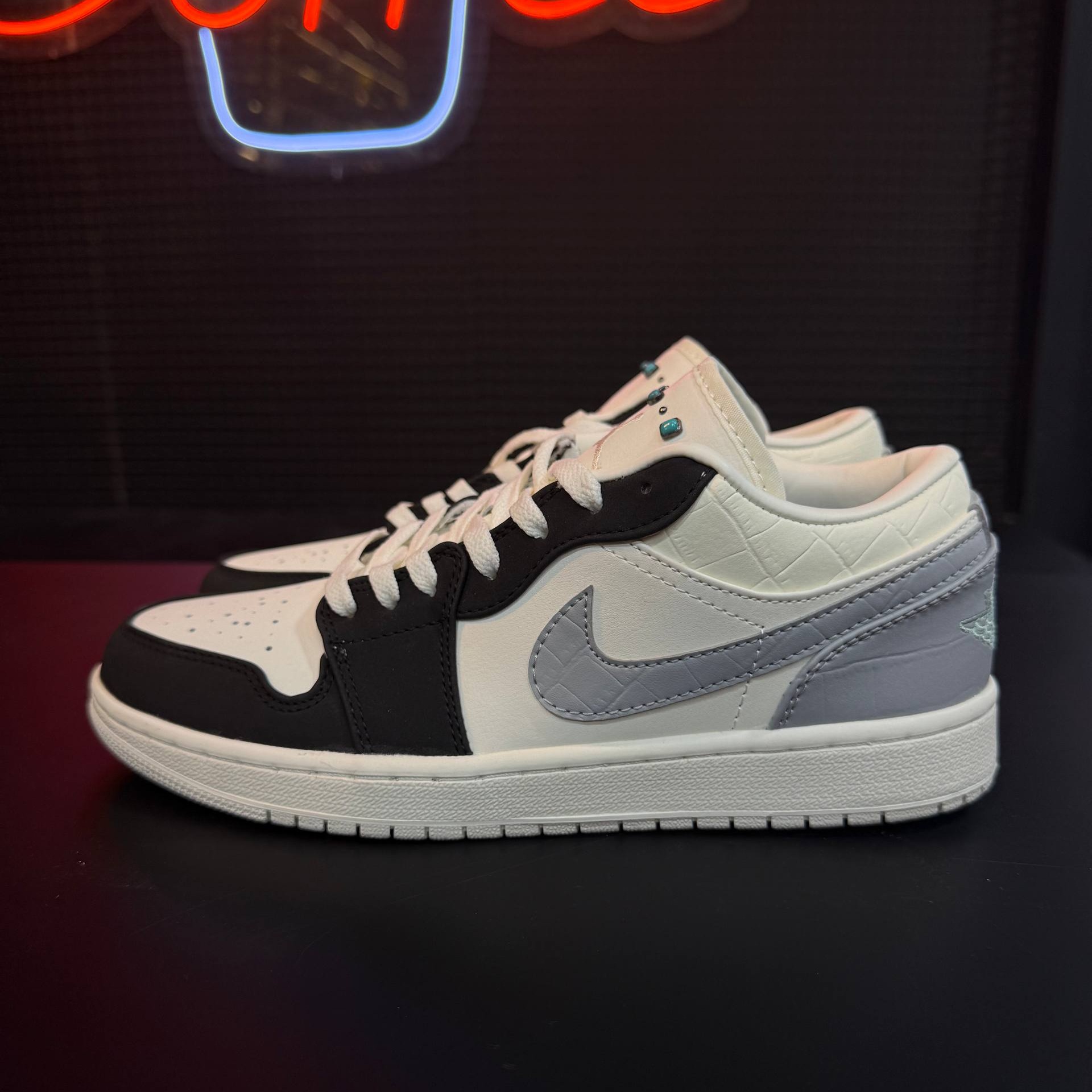 کفش کتونی زنانه و مردانه نایک ایر جردن ۱ لو تورکویز استون Nike Air Jordan 1 Low Turquoise Stone - Image 3